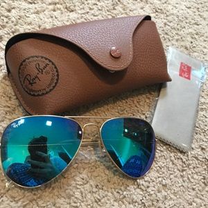 Rayban unisex aviators in gold and blue RB3025